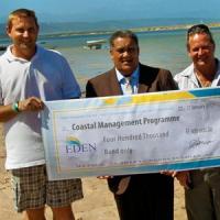 Eden District Municipality Executive Mayor, Wessie van der Westhuizen (middle) and Vernon Gibbs-Hall (Eden District Environmental Unit) (Photo: Knysna-Plett Herald) Eden District Municipality Executive Mayor, Wessie van der Westhuizen (middle) and Vernon Gibbs-Hall (Eden District Environmental Unit) (Photo: Knysna-Plett Herald)