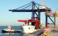 Chinese heavylift vessel Zhen Hua 21 discharges two rail-mounted gantry cranes at the Port of Ngqura in South Africa's Eastern Cape, May 2009 (Photo: Ports.co.za) Chinese heavylift vessel Zhen Hua 21 discharges two rail-mounted gantry cranes at the Port of Ngqura in South Africa's Eastern Cape, May 2009 (Photo: Ports.co.za)
