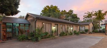 Inyathi Guest Lodge Self Catering Chalets: Inyathi Guest Lodge Self Catering Chalets