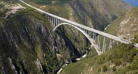 Bungi jumping from the Bloukrans Bridge